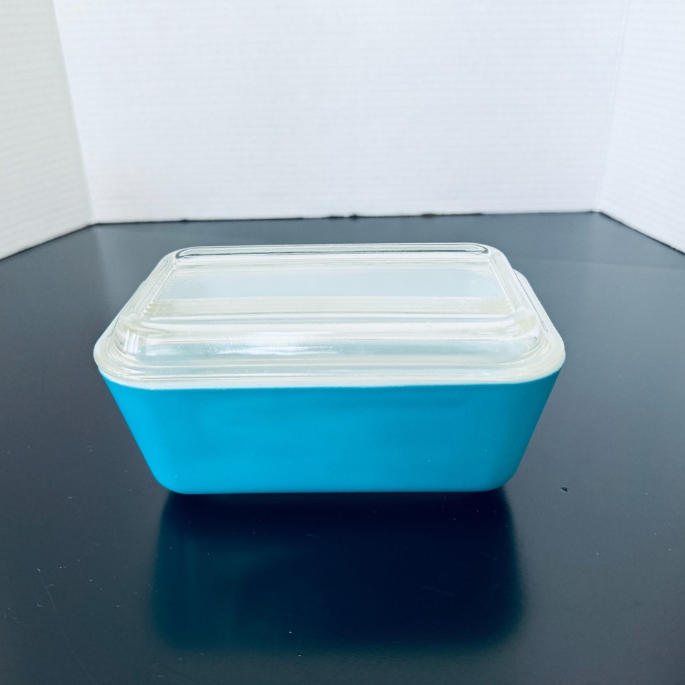 Pyrex Medium Fridgie 0502 Blue with Split Rib Lid Vtg